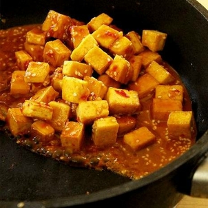 Tofu sauté sauce Teriyaki cacahuète